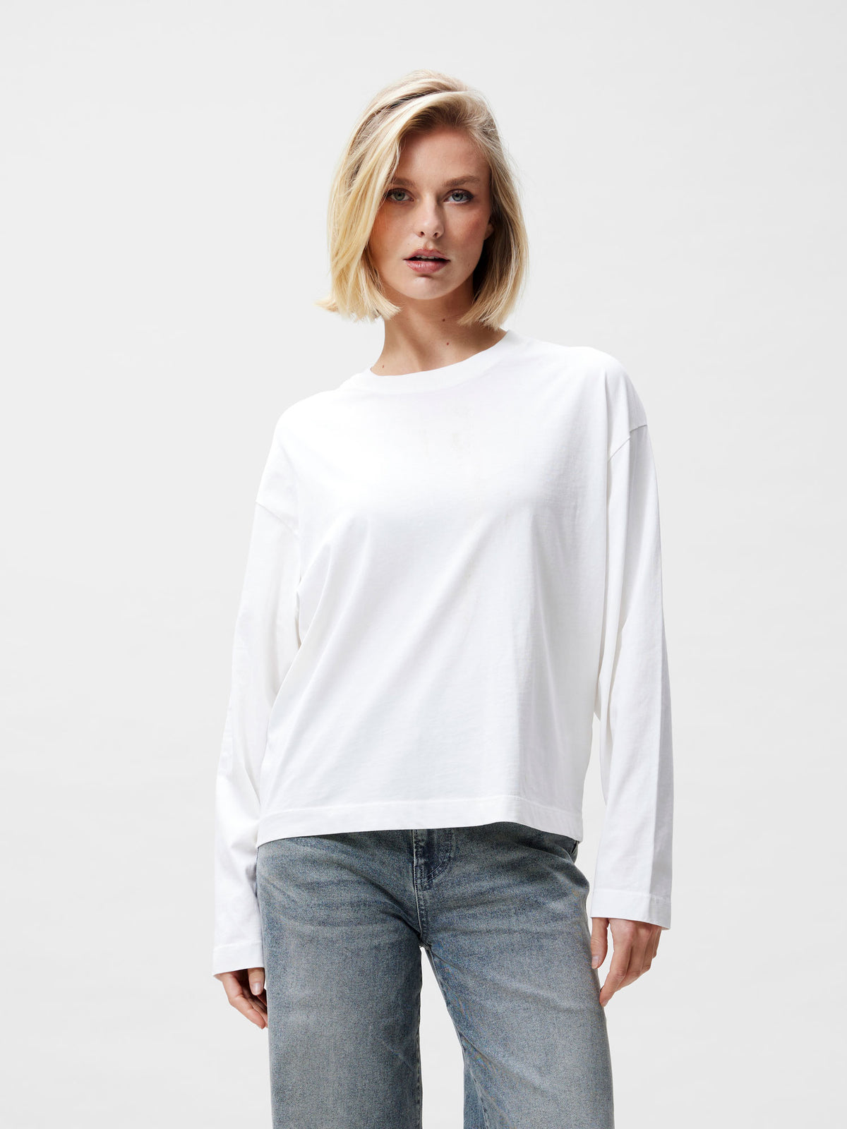 Jil_Conceptstore_lemmer_catwalk_junkie_loose_fit_shirt_off_White_2