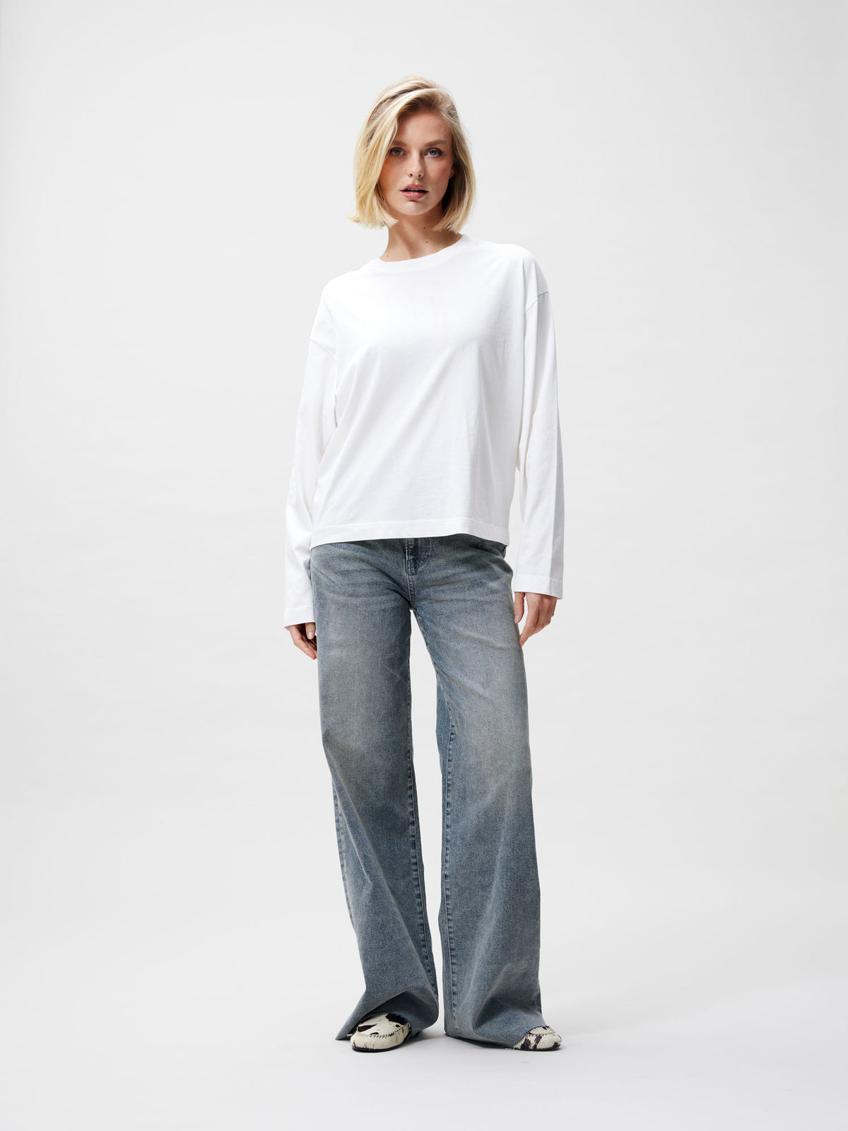Jil_Conceptstore_lemmer_catwalk_junkie_loose_fit_shirt_off_White_3