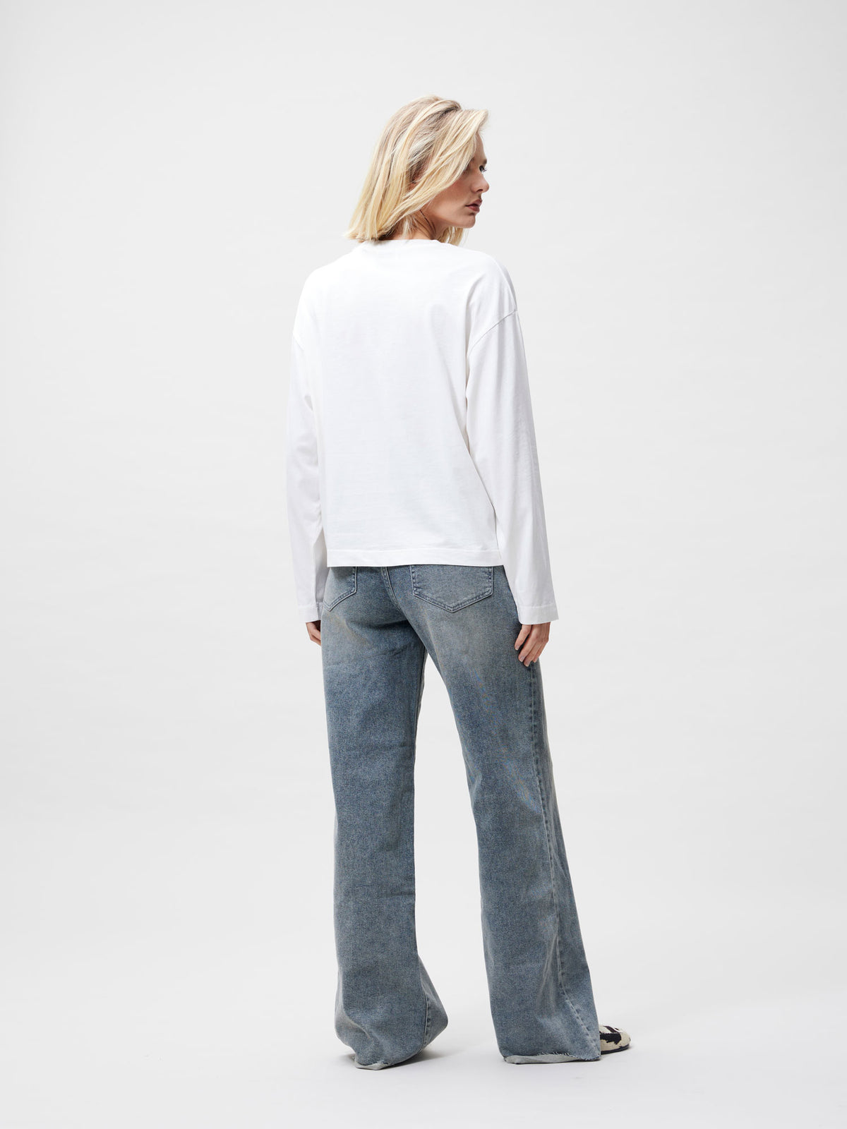 Jil_Conceptstore_lemmer_catwalk_junkie_loose_fit_shirt_off_White_4