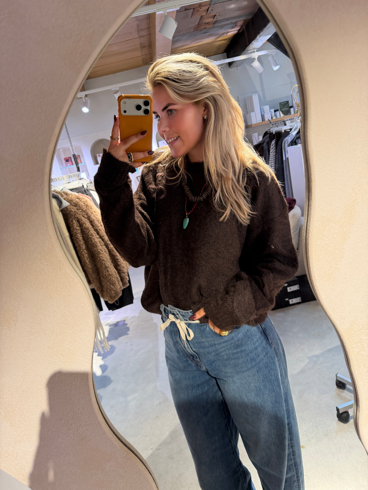 Jil_Conceptstore_lemmer_moxi_Sweater_brown_heyb_club_3
