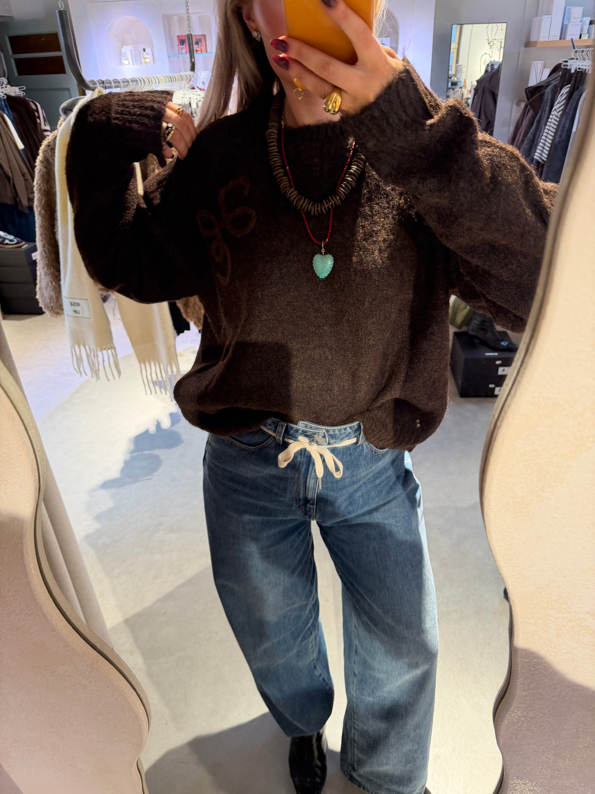 Jil_Conceptstore_lemmer_moxi_Sweater_brown_heyb_club_5