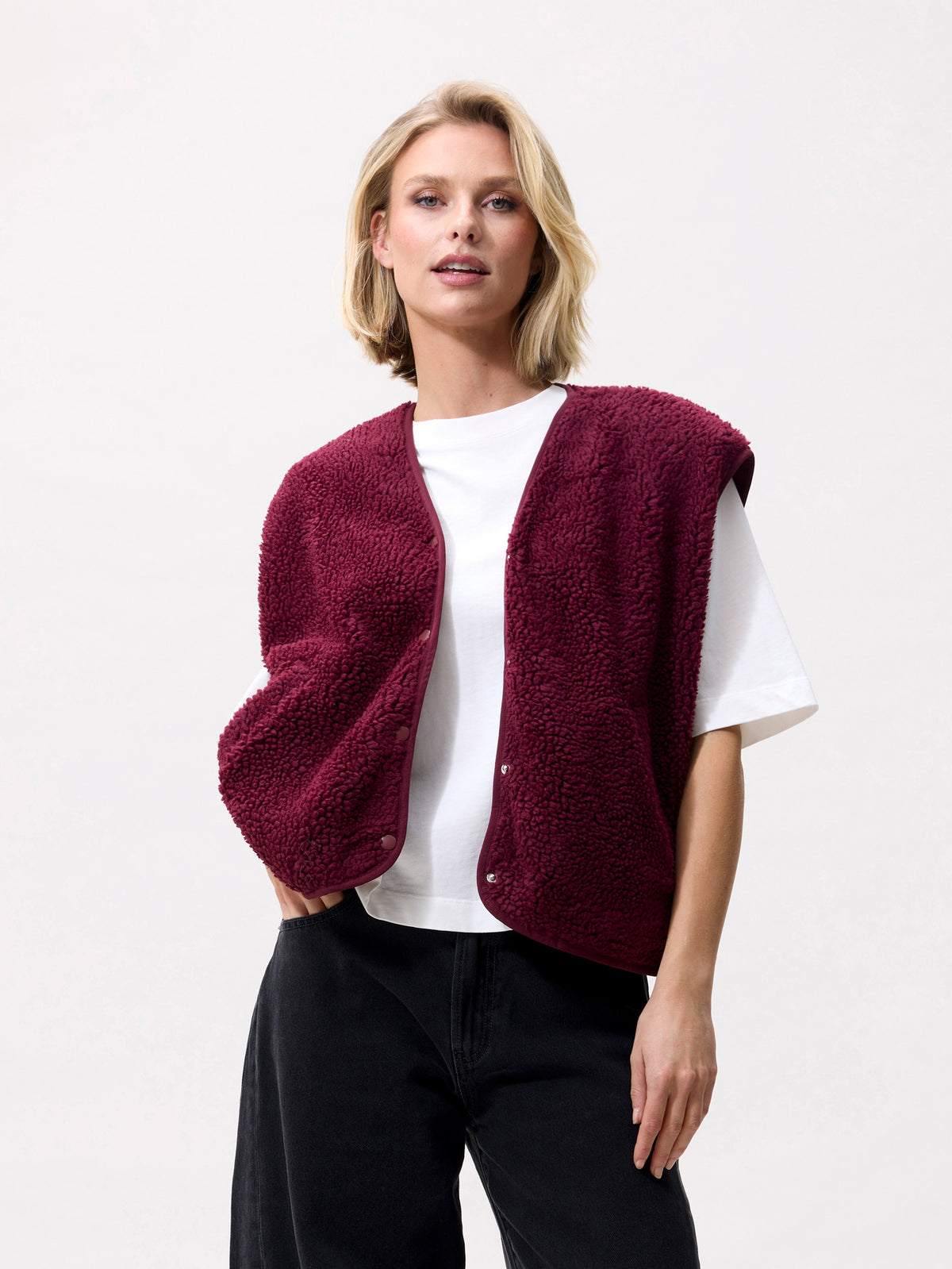 Jil_conceptstore_bodywarmer_merlot_catwalk_junkie_2