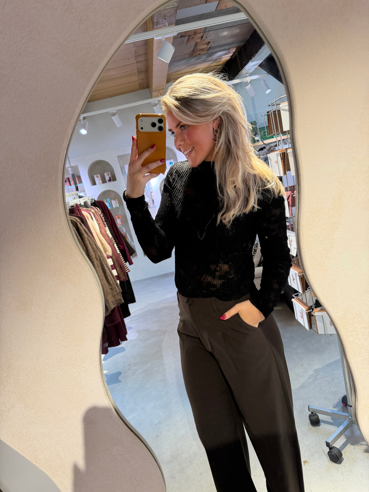 Jil_conceptstore_lemmer_depewa_top_black_Another_label_2