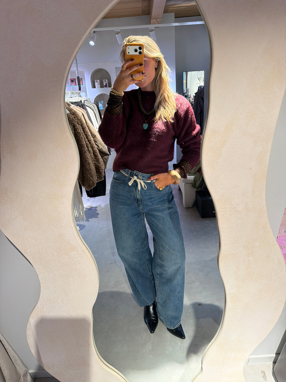 Jil_conceptstore_lemmer_fauve_Sweater_bordeaux_heyb_club_2