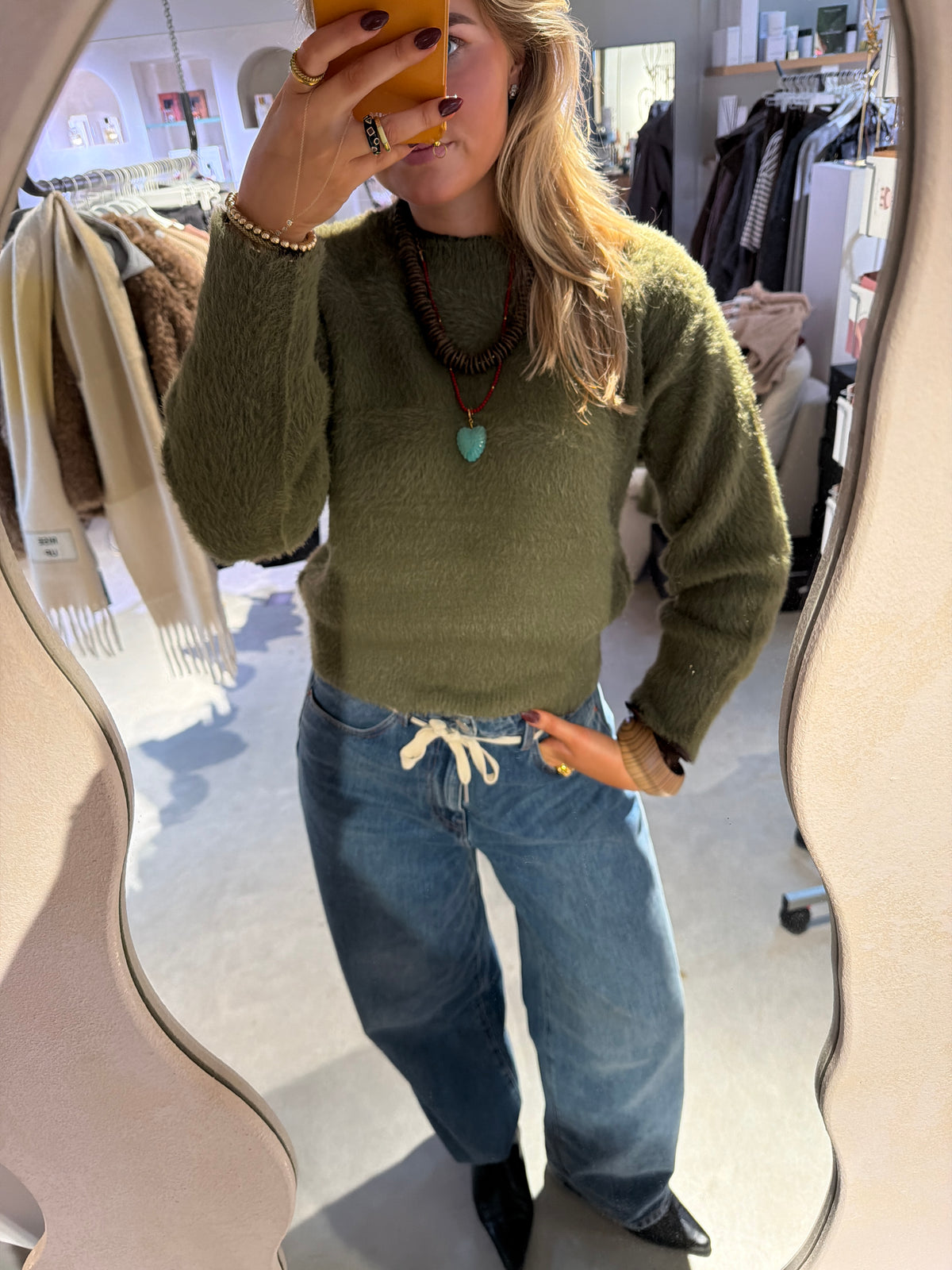 Jil_conceptstore_lemmer_fauve_Sweater_green_heyb_club