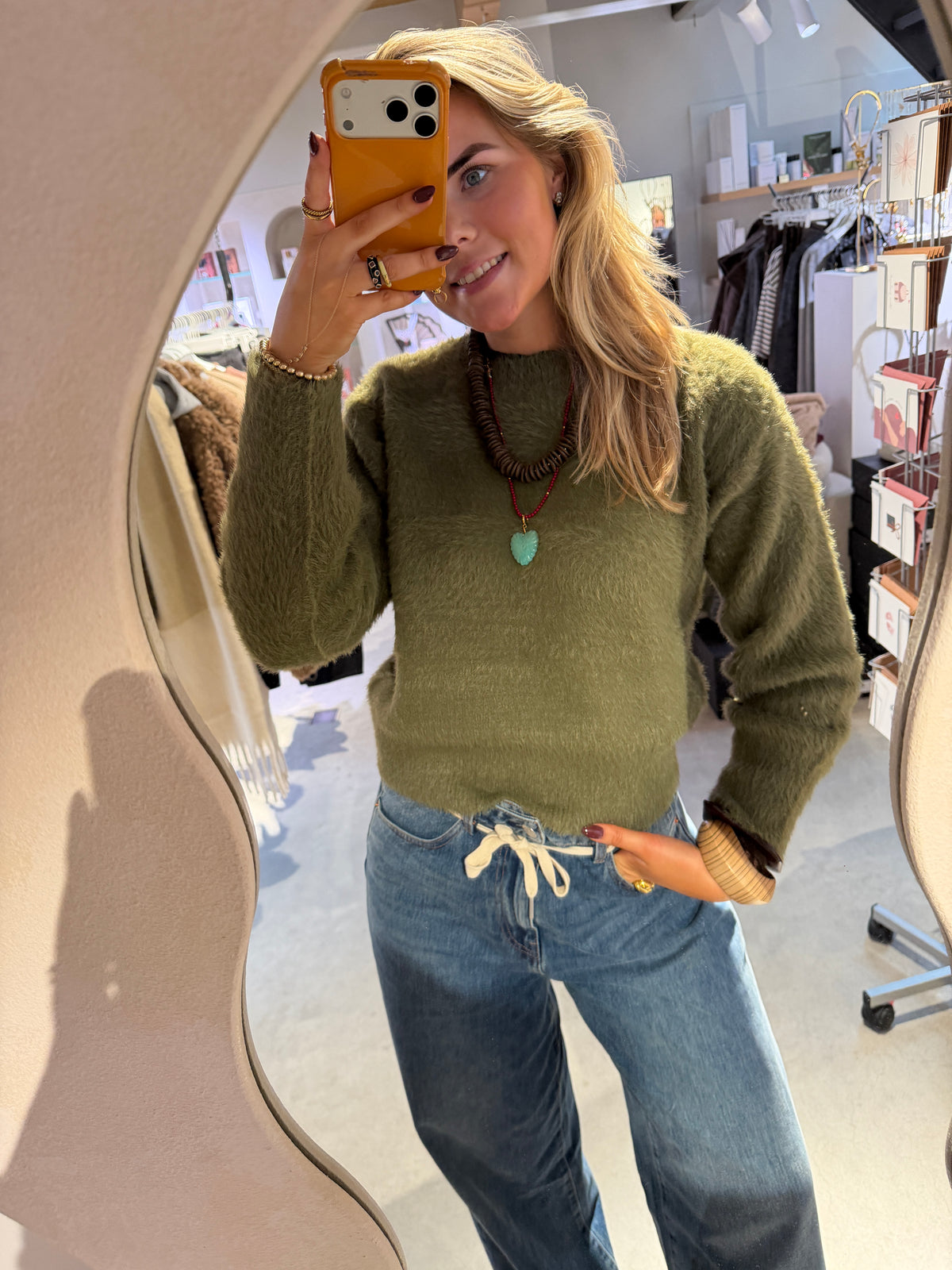 Jil_conceptstore_lemmer_fauve_Sweater_green_heyb_club_2
