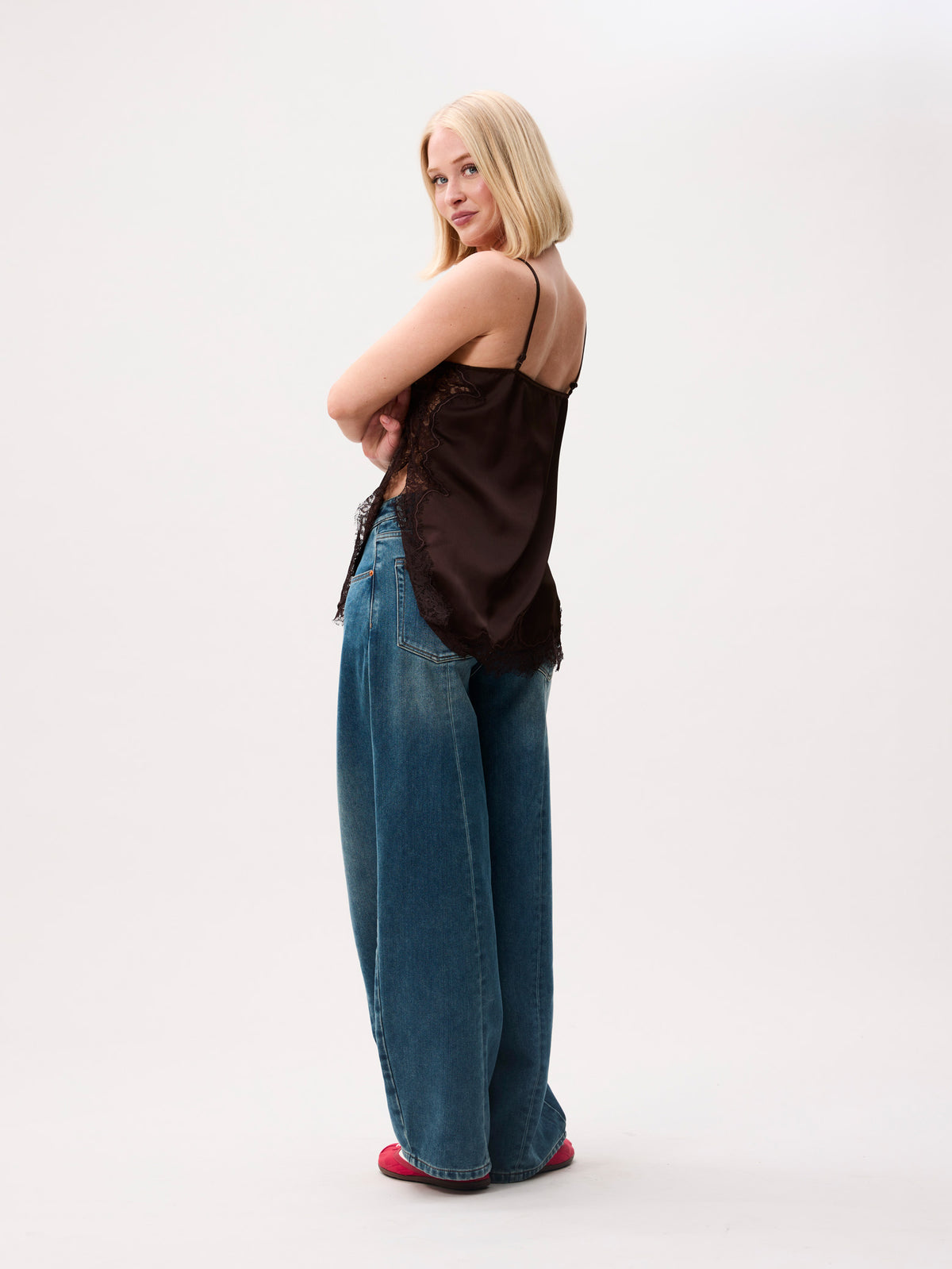 Jil_conceptstore_lemmer_lace_spaghetti_top_dark_Cacao_catwalk_junkie_2