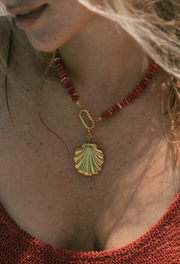 Golden scallop charm - le veer